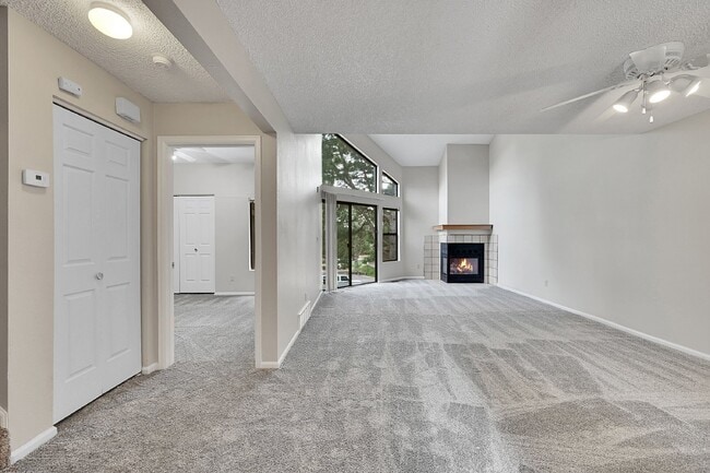 Building Photo - $1,850.00, 2 bed, 2 bath, located in Color...