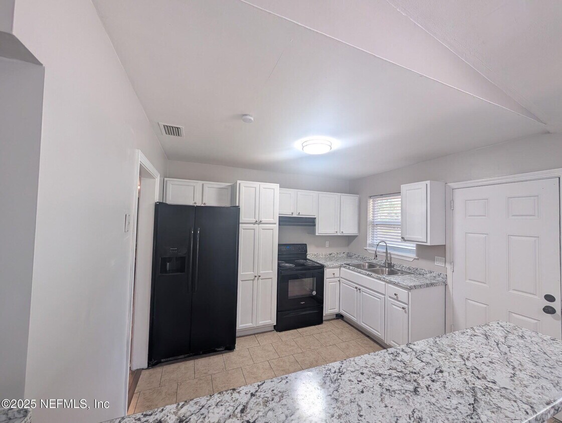 Foto principal - 1739 Cesery Blvd
