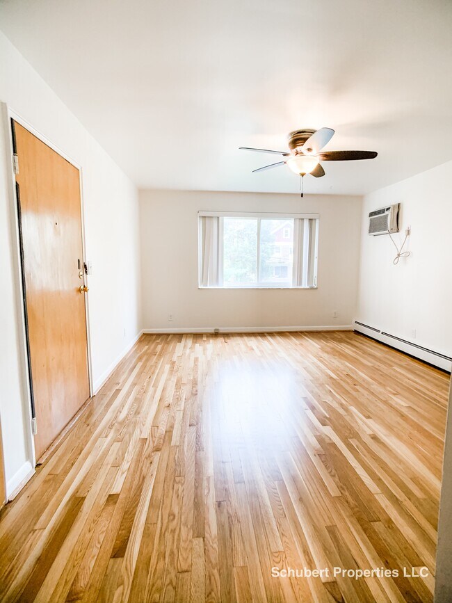 Living room - 3154 Schubert Ave