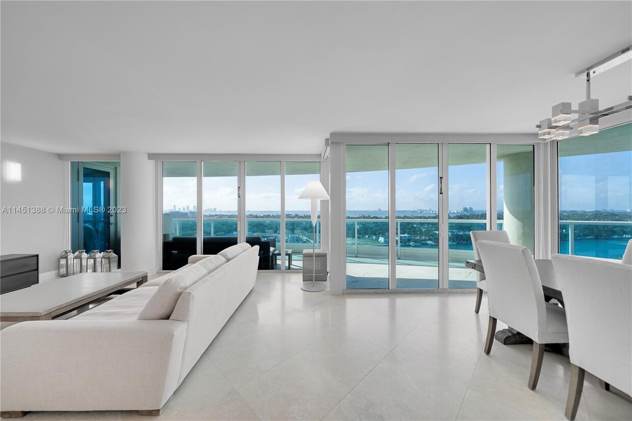 Primary Photo - 5025 Collins Ave