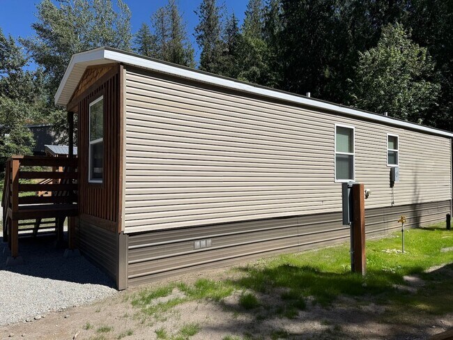 Foto del edificio - 2 Bedroom 2 Bath Home with Off Street Parking Available in Sagle!
