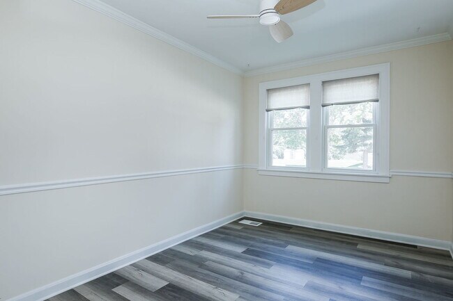 Building Photo - 914 6th Ave