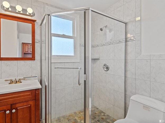 Full Size Bathroom - 325 Castro St