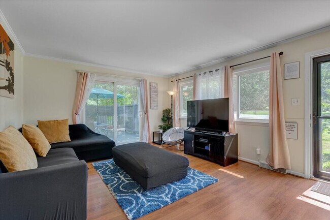 Foto del edificio - 102A White Oak Dr