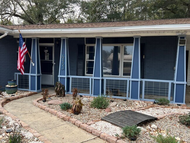 Building Photo - Updated Ranch Style Home
