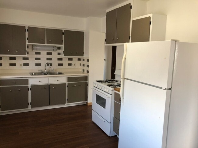 Building Photo - Spacious Rock Island Home with Yard and Garage!