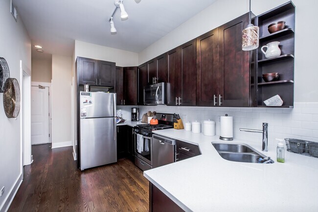Building Photo - Gorgeous Condo Quality 2Bed/1Bath in Bucktown! In-Unit Laundry! Central Air! Parking!