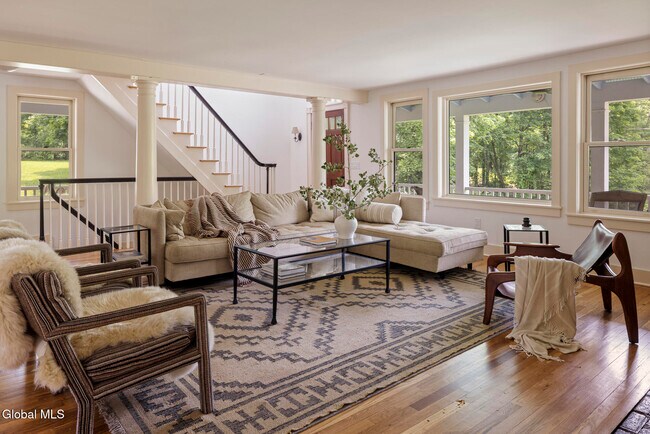 Foto del edificio - 243 Morton Rd