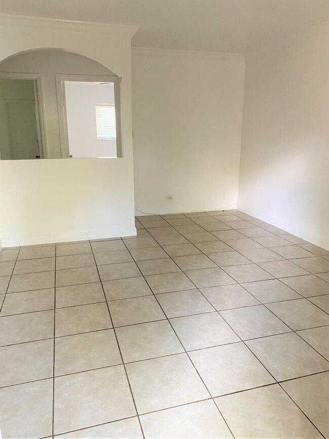 Building Photo - 715 SW 14th Ave