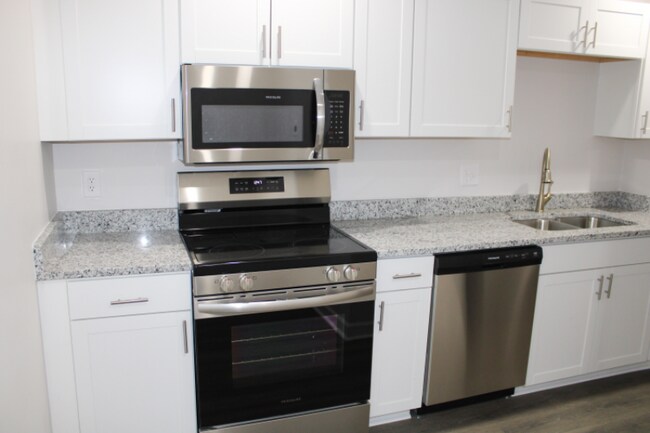Building Photo - 4552 Greenwood Dr