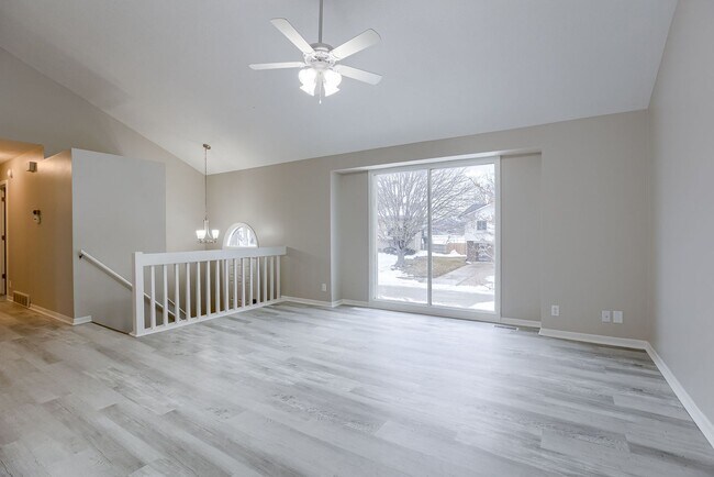 Foto del edificio - Bright Home With Spacious Living Areas Clo...