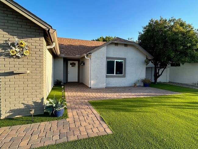 Building Photo - 5537 W Mescal St