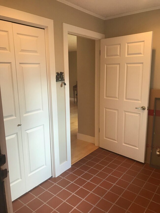 Foto del edificio - Updated 2 bed 2 bath Plus Office Condo.  6...