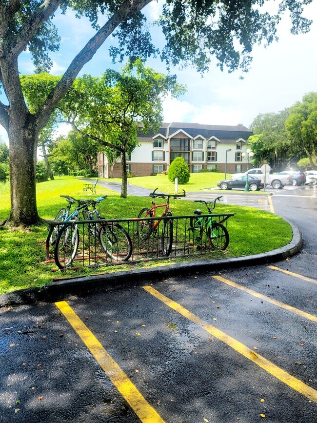 Foto del edificio - 3650 Inverrary Dr