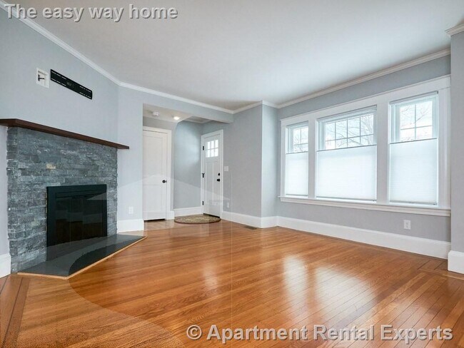 Building Photo - Medford Square 4 Bedroom, 3 Bath Condo