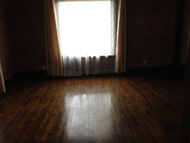 Building Photo - Spacious 3bd/1.5ba 2 Story Single Family Home