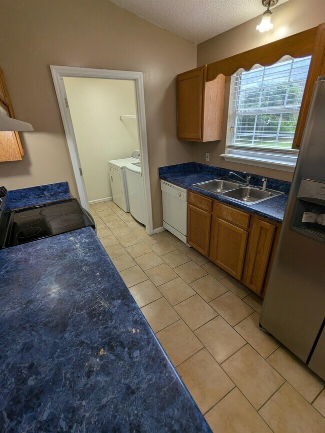 Foto del edificio - 3100 Dunkeld Ct