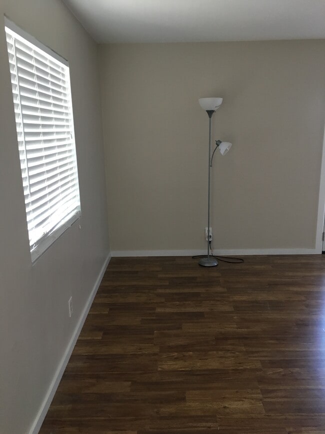 Living room - 3681 Villa Knolls E Dr