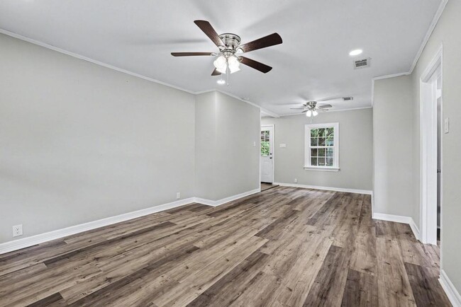Building Photo - Cute & Clean Home with Large Fenced Yard Pet Friendly!