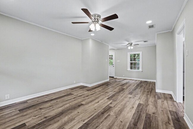 Foto del edificio - Cute & Clean Home with Large Fenced Yard Pet Friendly!