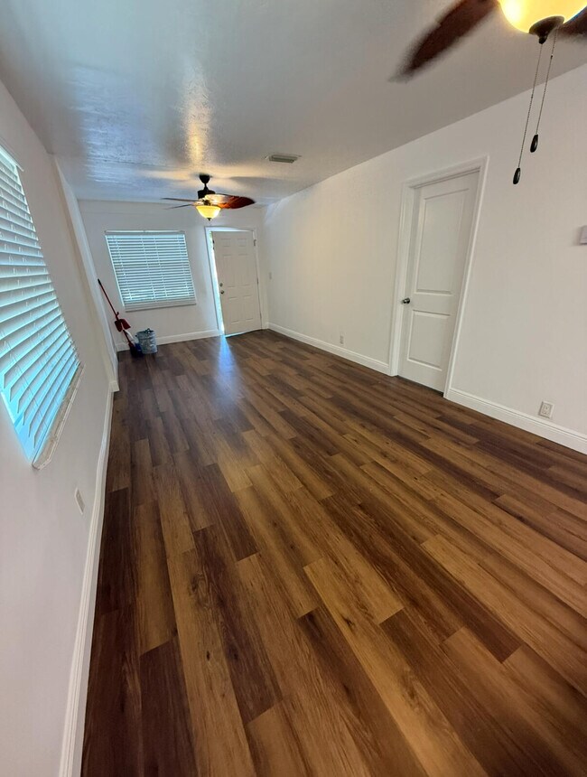 Foto del edificio - 205 N Oak St