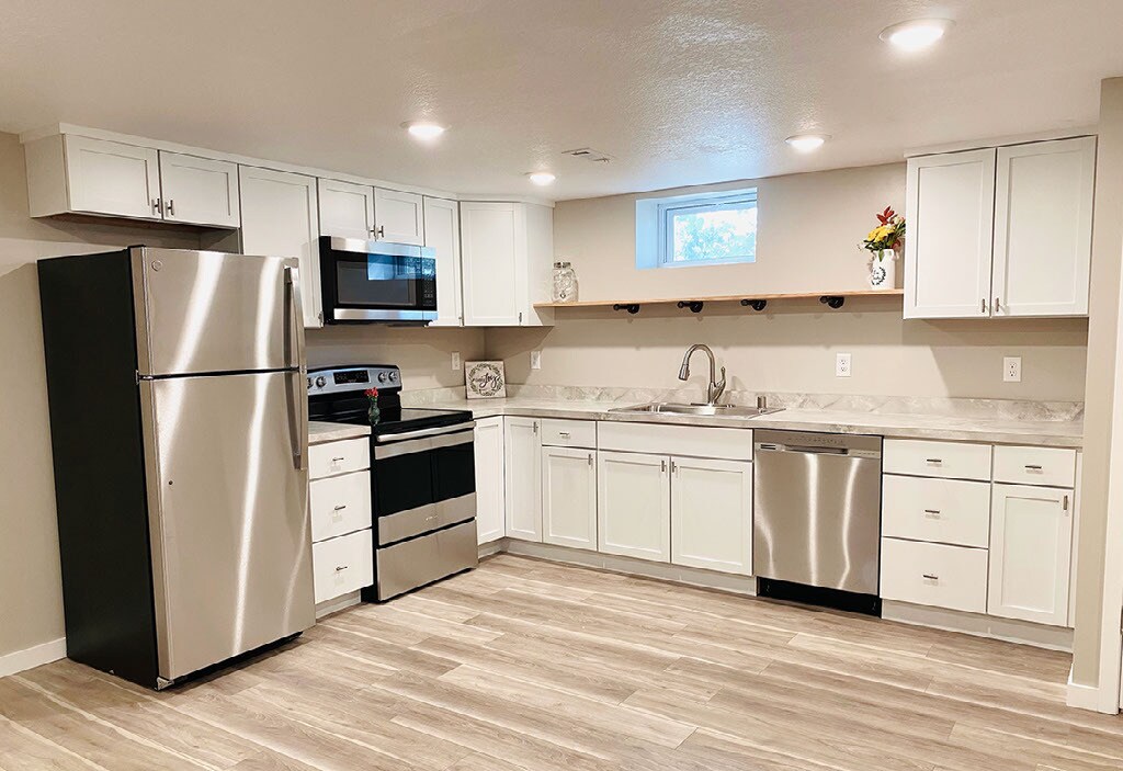 Foto principal - 3703 Douglas Dr N
