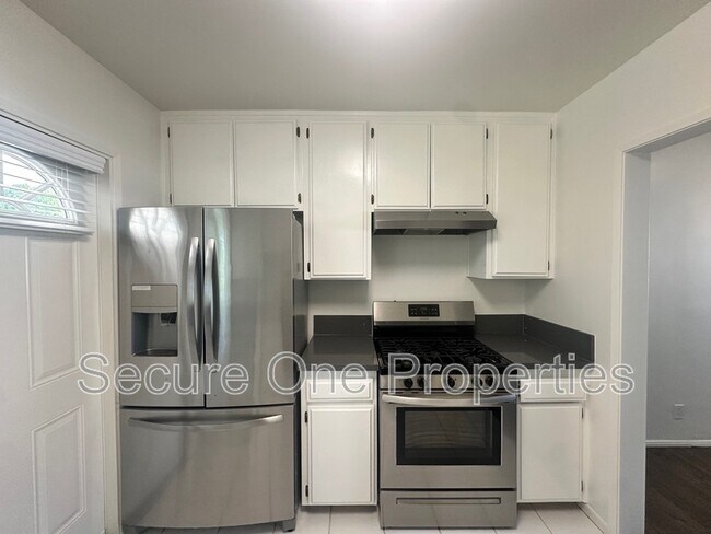 Building Photo - 5904 Jamieson Ave