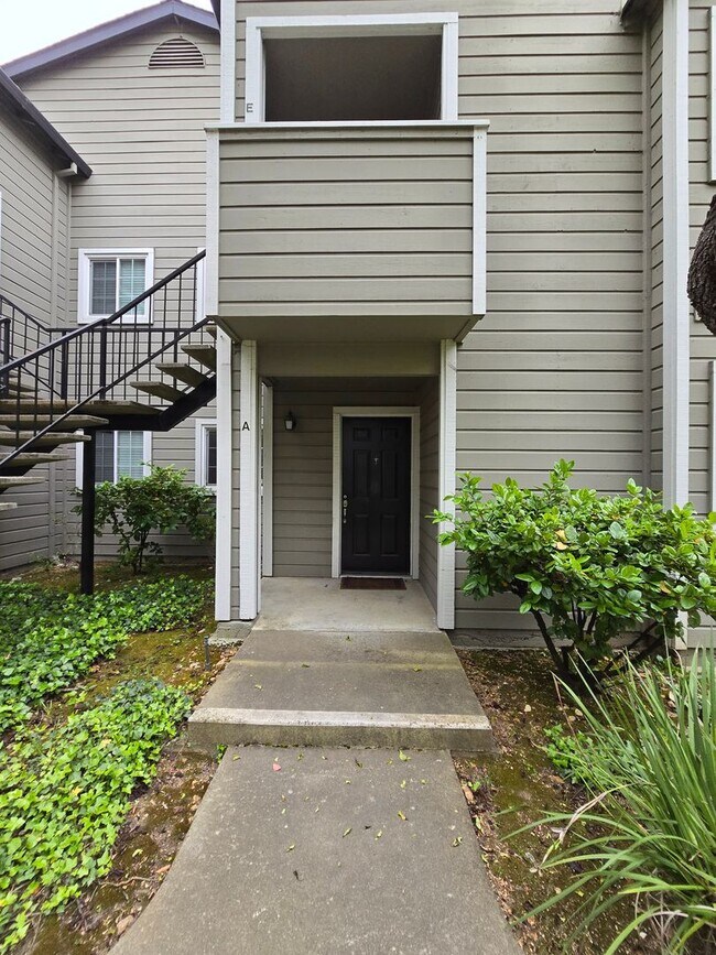 Foto del edificio - Remodeled Lower Level Condo in Oakland, CA...