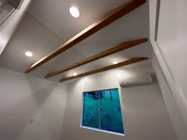 Building Photo - 6321 Parkhill Rd