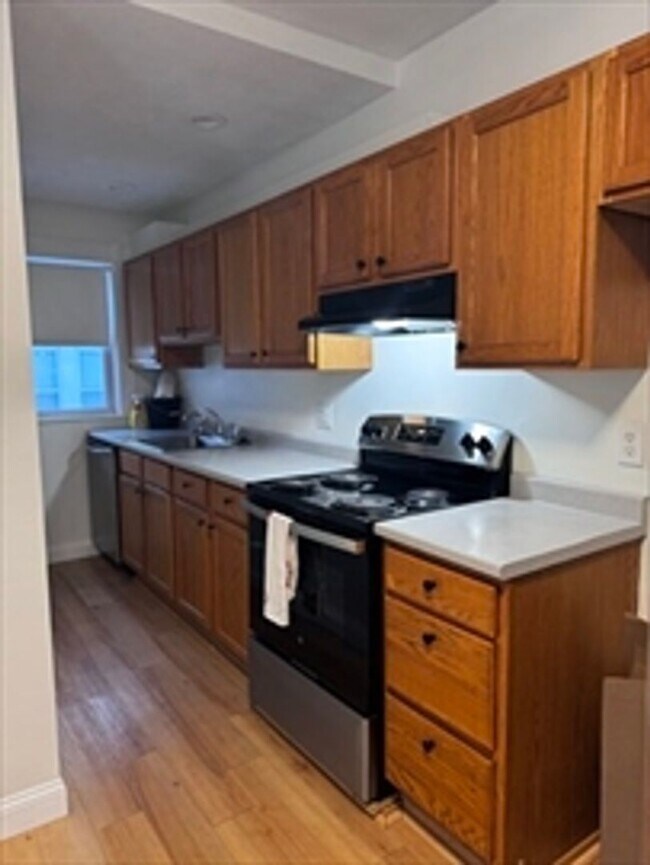 Building Photo - Recently updated 3 bed, 1 bath located in ...