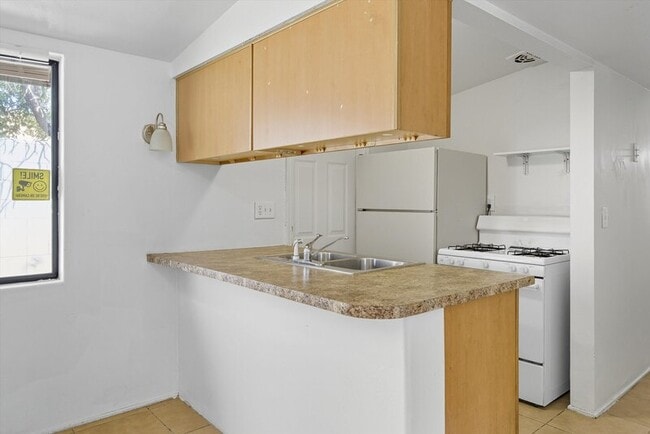 Building Photo - 1662 N Beverly Ave