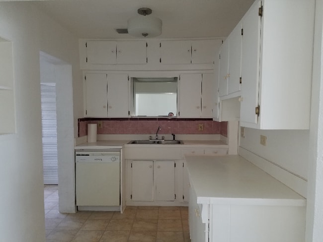 Building Photo - 13406 Boca Ciega Ave