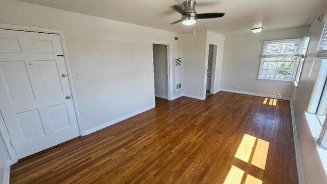 Building Photo - 938 S Grand View St