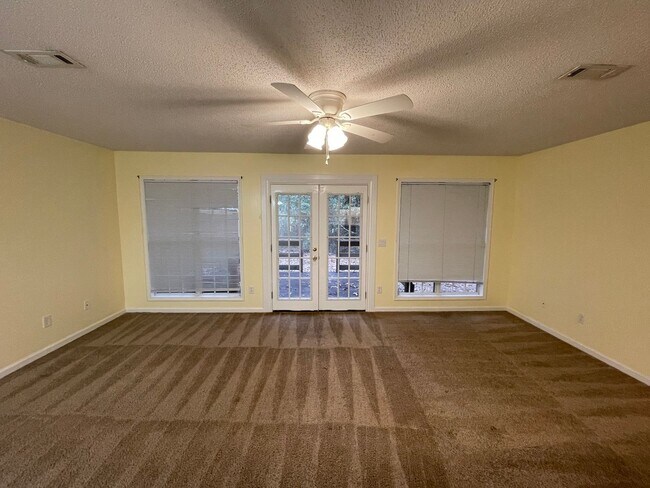 Building Photo - Foxchase Subdivision - End Unit!