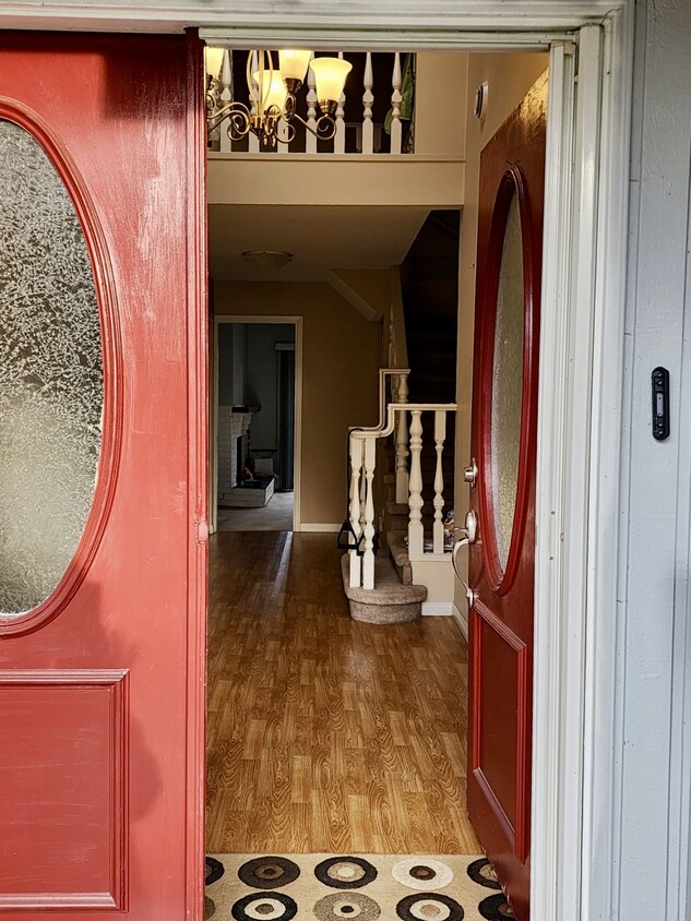 Primary Photo - spacious 4-bedroom, 2-bathroom upper home ...