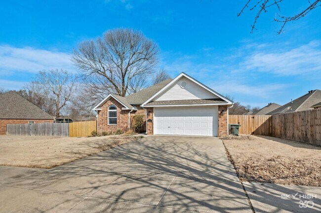 Building Photo - Huge Backyard in a Desirable Neighborhood!...
