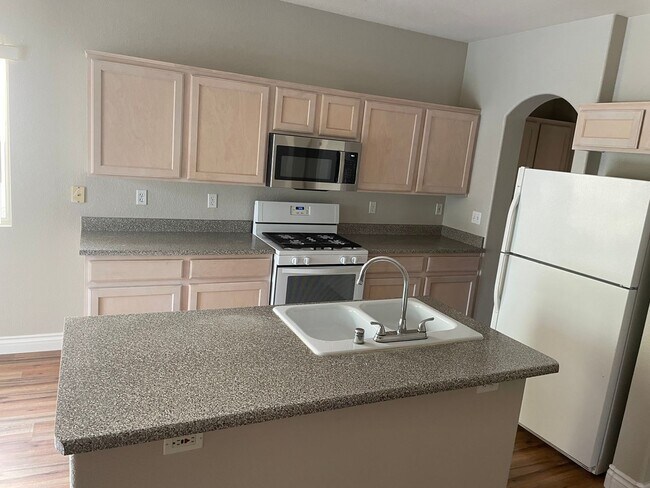 Foto del edificio - Beautiful Single Story Home with a Private...