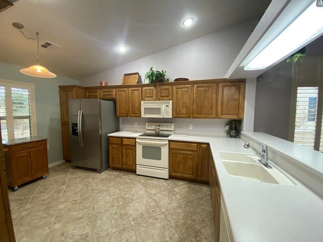 Building Photo - Pet Friendly 2 Bedroom Home in Desirable 5...