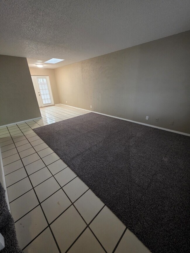 Foto del edificio - 3 bed 2 bath townhome, 2 car garage