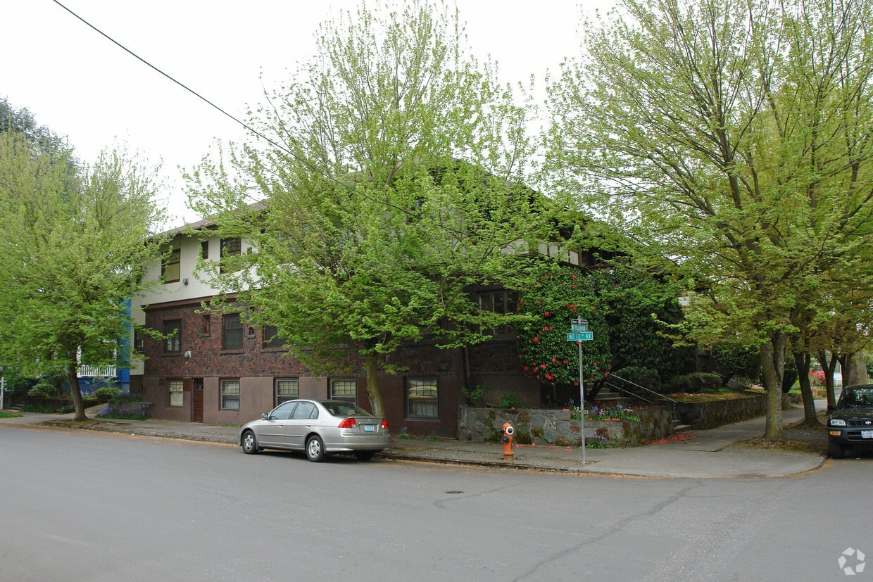 16241636 NE Tillamook St, Portland, OR 97212 Apartments in Portland