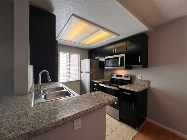Building Photo - "Coastal Living Gem: 2 Bed, 2 Bath with Modern Touches, Yard & Prime Location!"