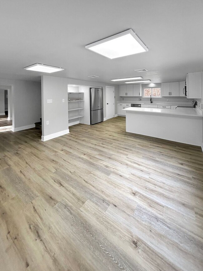 Building Photo - Welcome to this newly remodeled gem located in the heart of Collier, PA.