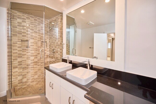 Apartamento 207 - Baño principal - Oakhurst 90210 Apartments