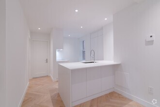 Building Photo - 590 Av. Outremont