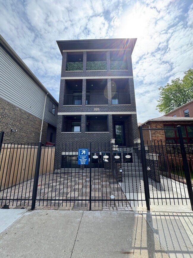 Foto del edificio - 2739 S Shields Ave