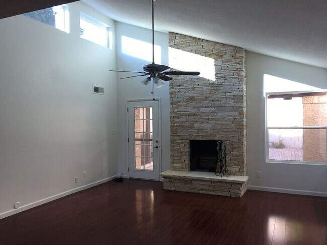 Foto del edificio - COMING SOON! Adorable 2 Bed 2 Bath Condo i...
