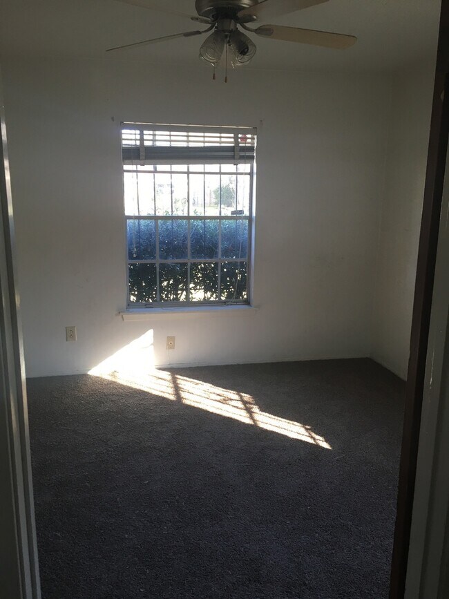 Building Photo - Housing Sec 8 Only