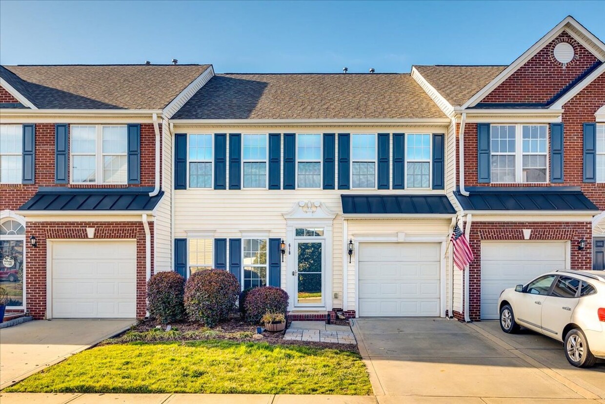 Foto principal - Fabulous 3 bedroom 2.5 bath townhome in Au...