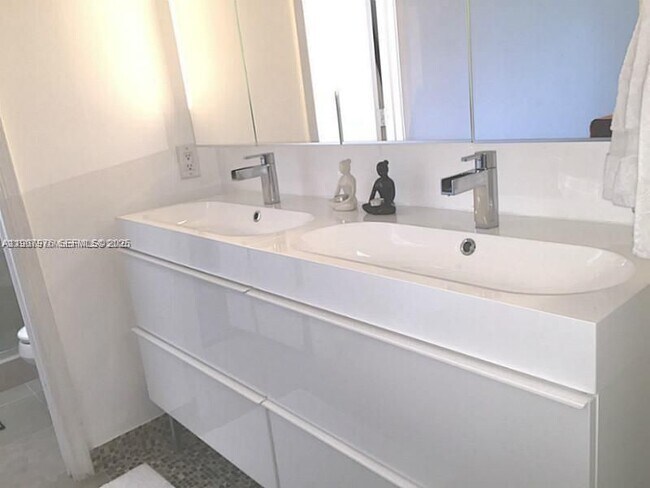 Foto del edificio - 1654 Salerno Cir