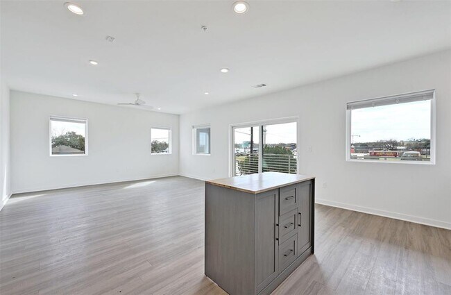 Foto del edificio - 100 Mockingbird Ln W
